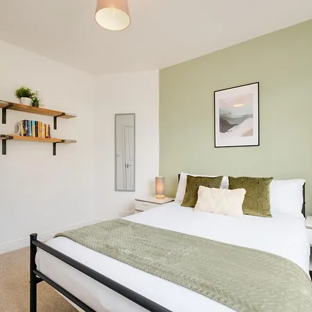 New Long Stays-4bed-2bath-parking-by Fabaccommodation *