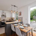New Long Stays-4bed-2bath-parking-by Fabaccommodation *