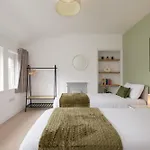 New Long Stays-4bed-2bath-parking-by Fabaccommodation Semesterbostad