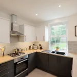 Semesterbostad New Long Stays-4bed-2bath-parking-by Fabaccommodation