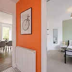 Semesterbostad New Long Stays-4bed-2bath-parking-by Fabaccommodation