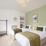 New Long Stays-4bed-2bath-parking-by Fabaccommodation Semesterbostad *