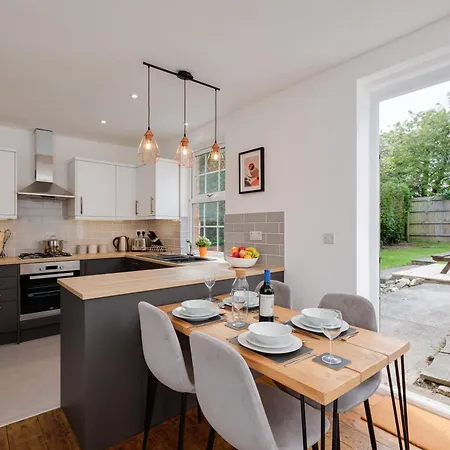 New Long Stays-4bed-2bath-parking-by Fabaccommodation *