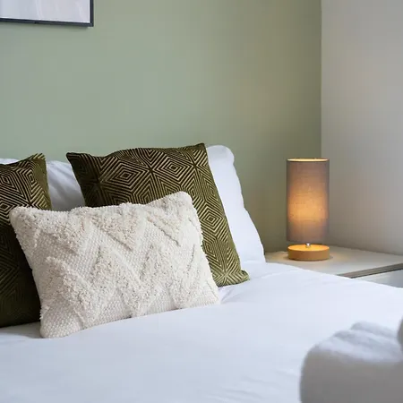 New Long Stays-4bed-2bath-parking-by Fabaccommodation Bristol