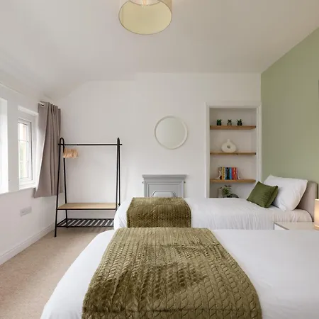 Long Stays-4bed-2bath-parking-by Fabaccommodation Hébergement de vacances