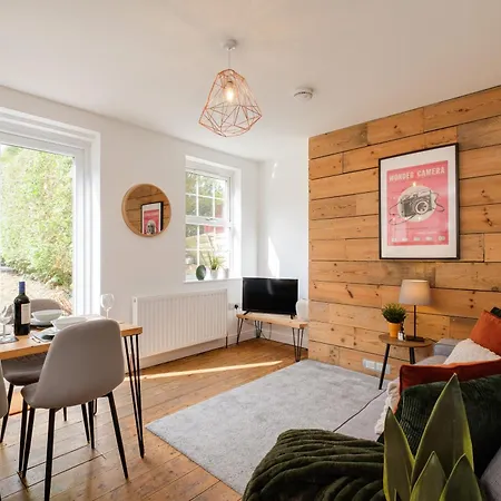 Long Stays-4bed-2bath-parking-by Fabaccommodation Bristol