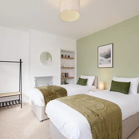 Long Stays-4bed-2bath-parking-by Fabaccommodation Hébergement de vacances *