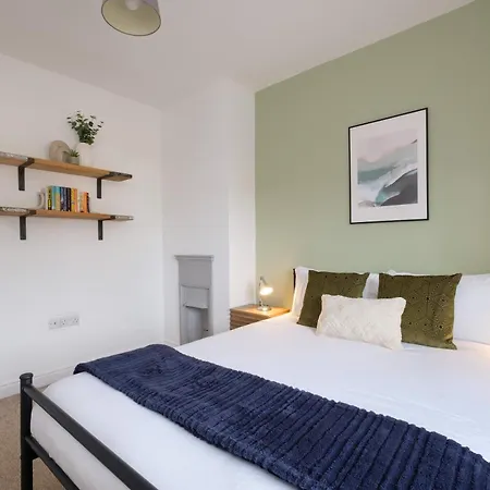 Long Stays-4bed-2bath-parking-by Fabaccommodation Bristol