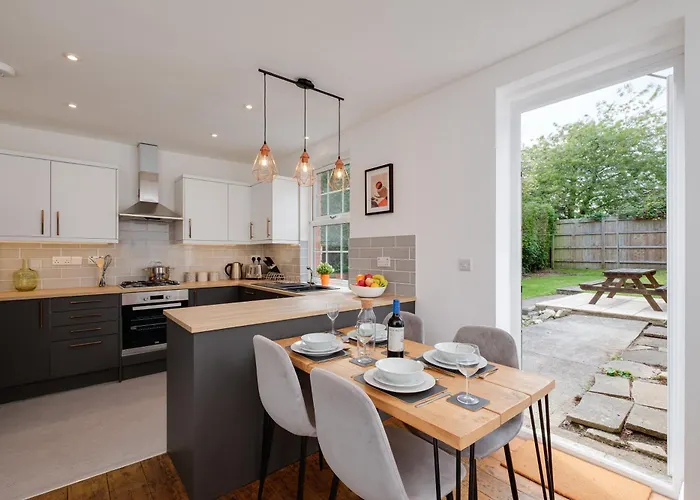 New Long Stays-4bed-2bath-parking-by Fabaccommodation *