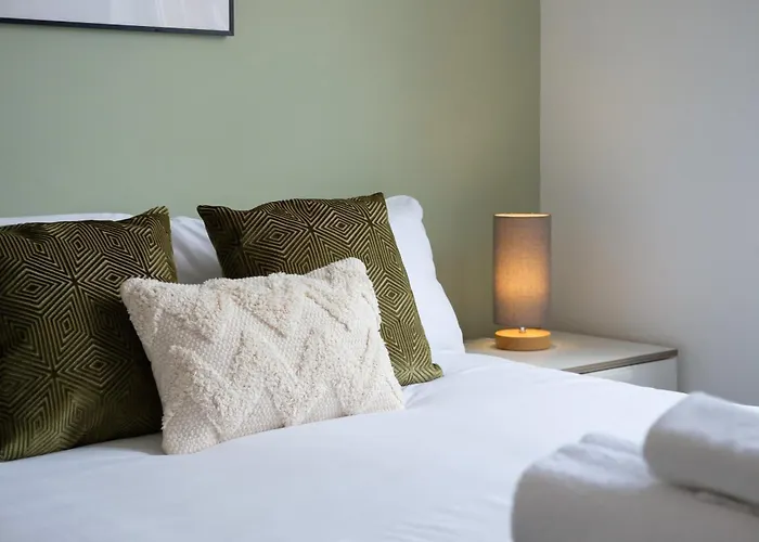 New Long Stays-4bed-2bath-parking-by Fabaccommodation Bristol