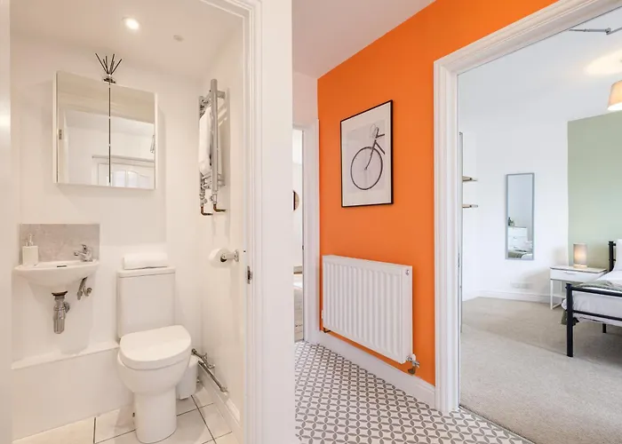 Long Stays-4bed-2bath-parking-by Fabaccommodation * Bristol