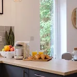 New Long Stays-4bed-2bath-parking-by Fabaccommodation