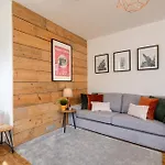 New Long Stays-4bed-2bath-parking-by Fabaccommodation Casa de Férias