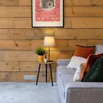 Holiday home New Long Stays-4bed-2bath-parking-by Fabaccommodation *