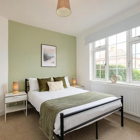 Feriehus New Long Stays-4bed-2bath-parking-by Fabaccommodation