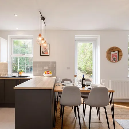 New Long Stays-4bed-2bath-parking-by Fabaccommodation Feriehus