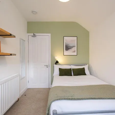 Feriehus New Long Stays-4bed-2bath-parking-by Fabaccommodation Bristol