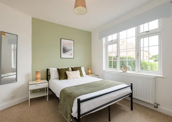 Feriehus New Long Stays-4bed-2bath-parking-by Fabaccommodation