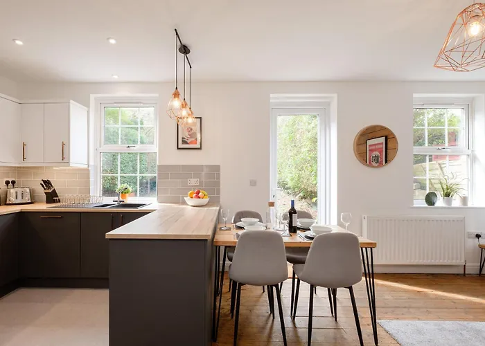 New Long Stays-4bed-2bath-parking-by Fabaccommodation Feriehus