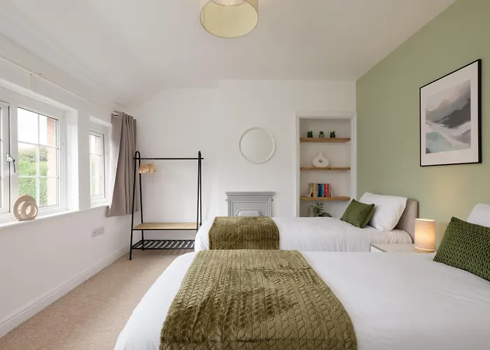 New Long Stays-4bed-2bath-parking-by Fabaccommodation Feriehus