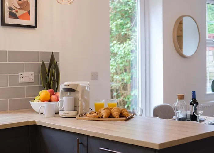 Long Stays-4bed-2bath-parking-by Fabaccommodation