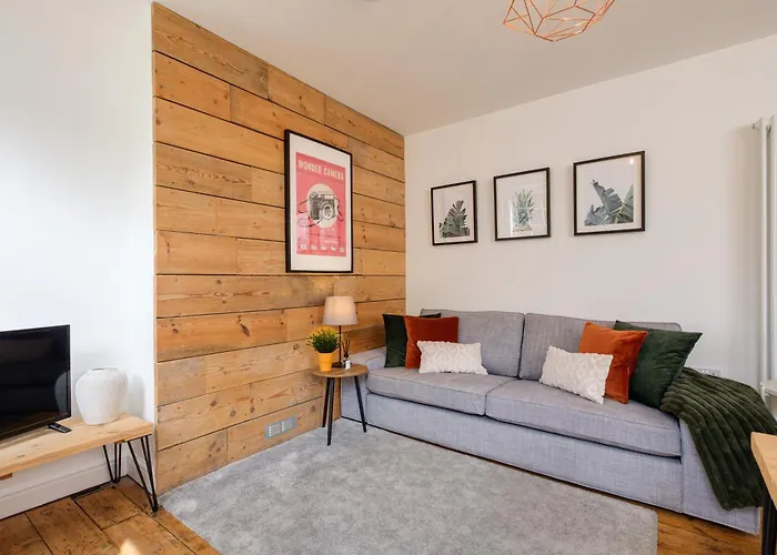 New Long Stays-4bed-2bath-parking-by Fabaccommodation Feriehus