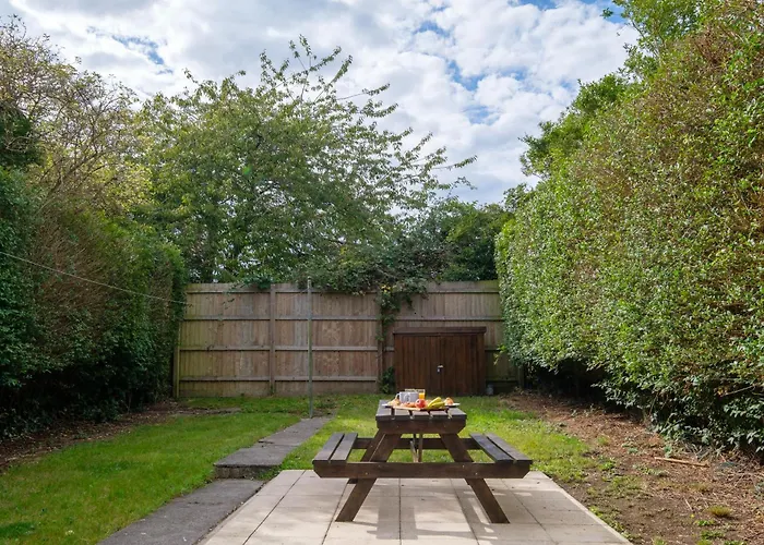 New Long Stays-4bed-2bath-parking-by Fabaccommodation Feriehus *