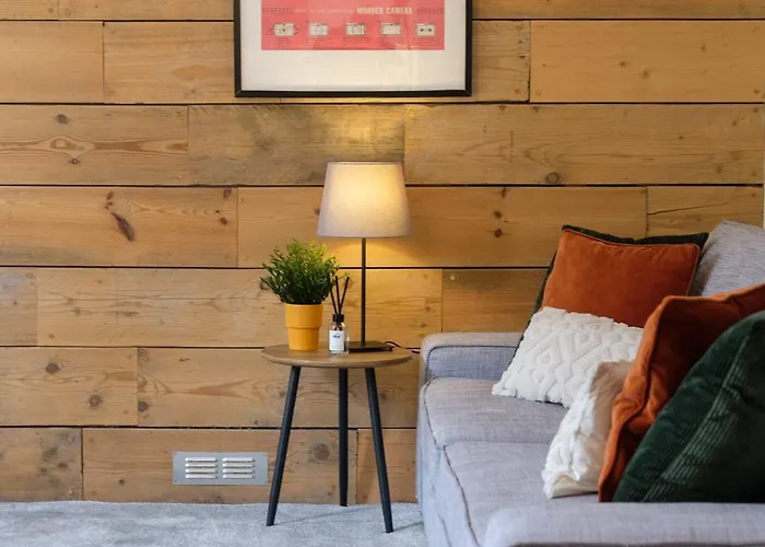 Feriehus New Long Stays-4bed-2bath-parking-by Fabaccommodation *