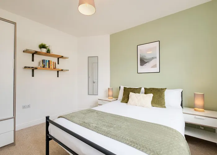 Long Stays-4bed-2bath-parking-by Fabaccommodation *