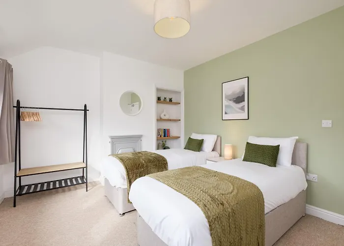 New Long Stays-4bed-2bath-parking-by Fabaccommodation Feriehus *